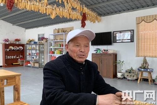 老马在他的茶馆里向记者细数过去（央广网记者 彭照 摄）