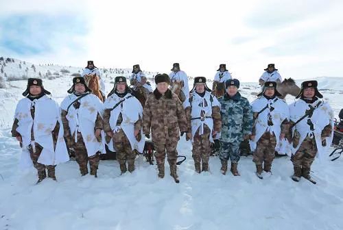 △2014年1月26日，习近平主席在内蒙古阿尔山与边防线上巡逻执勤的官兵合影。