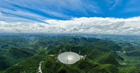 这是“中国天眼”全景（2022年7月21日摄，维护保养期间拍摄，无人机照片）。新华社记者 欧东衢 摄