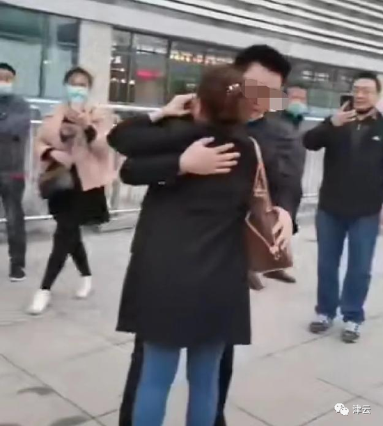  许女士和亲生儿子相认