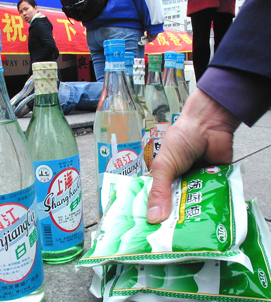 2003年非典期间，谣言引发市民抢购板蓝根和白醋等商品。