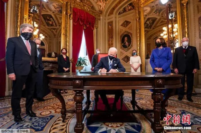 当地时间1月20日中午，美国当选总统、民主党人拜登在国会山正式宣誓就任美国第46任总统。图为美国总统拜登就职后签署一系列文件。