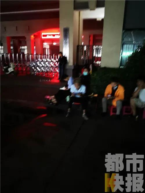 家长提前15个小时冒雨通宵排队 为孩子幼升小交