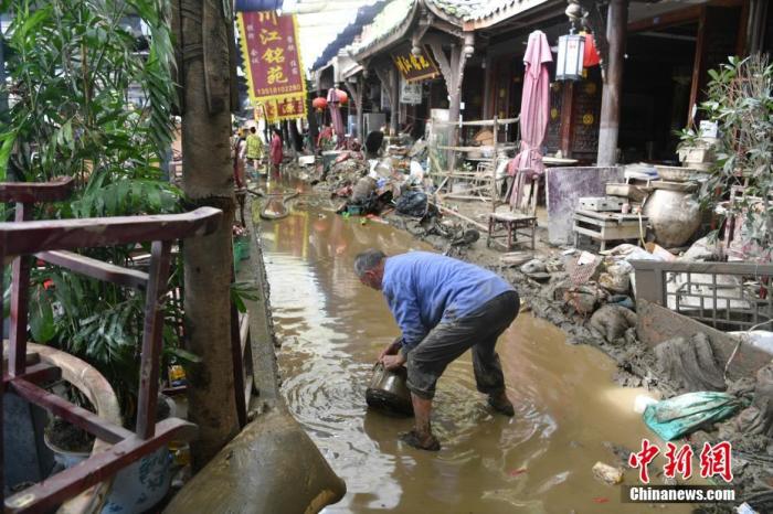 资料图：8月19日，洪水退去后的成都黄龙溪古镇。中新社记者 张浪 摄