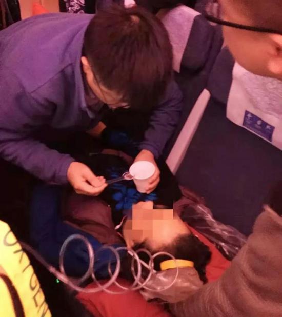 旅客乘机时突发低血糖昏厥 三名医生万米高空救