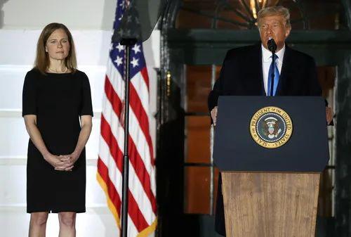 10月26日，特朗普在白宫南草坪为巴雷特举行宣誓仪式。路透/新华社