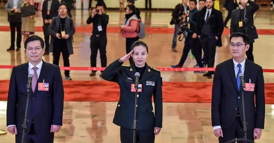两会闭幕式:全国两会正式闭幕 这十大难忘瞬间值得你收藏(图) 3月5日,第十三届全国人民代表大会第一次会议在北京人民大会堂开幕。首场“代表通道”集中采访活动在人民大会堂中央大厅北侧进行,这是全国人大代表马化腾、王亚平、徐立毅(从右至左)在“代表通道”接受采访。人民网记者 翁奇羽 摄