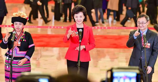 两会闭幕式:全国两会正式闭幕 这十大难忘瞬间值得你收藏(图) 3月3日,全国政协十三届一次会议在人民大会堂开幕。会前,备受媒体关注的“委员通道”在人民大会堂东门内中央大厅北侧首次开启。这是全国政协委员,十九大手语翻译周晔带领现场记者学手语 摄影 人民网记者 于凯
