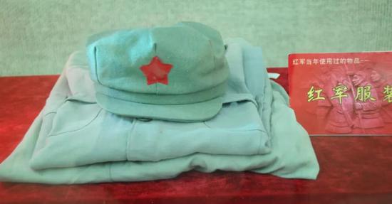△纪念馆内陈列的红军服装。