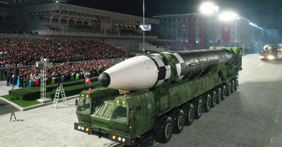 朝鲜展示的新型洲际导弹，其发射车尺寸比“火星”-15导弹发射车大。