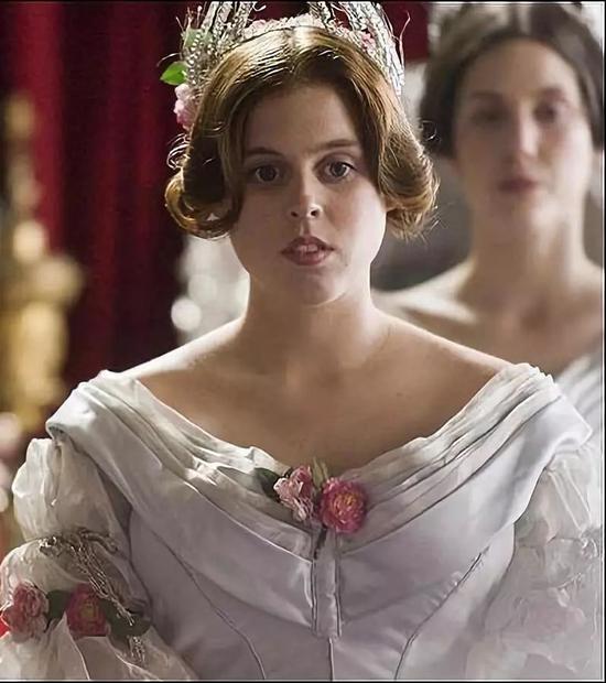 甩掉未婚妻和最美未婚公主订婚 看英王室年度大戏年轻的维多利亚_新浪新闻