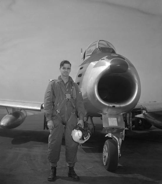 参加朝鲜战争的加拿大战斗机飞行员E.A.Glover