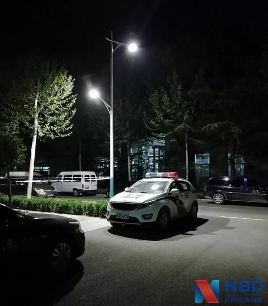 　天和惠世制药有限公司门口的警车（图片来源：每经记者&nbsp;彭斐&nbsp;摄）