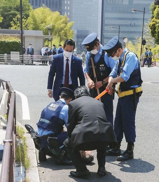 海外网日本男子冲上车道拦安倍专车 被警方当场按住