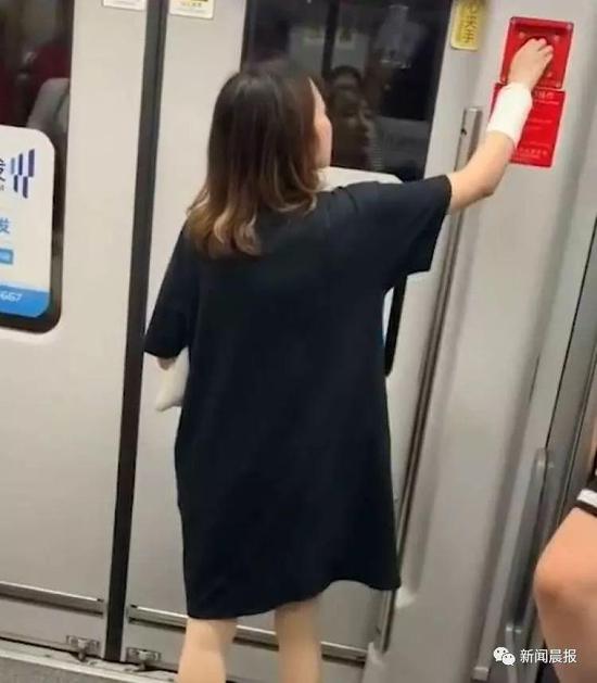 上海地铁门:女子地铁上砸门还试图按下紧急停车钮 理由太荒唐 ▲该女子一度试图按下“紧急停车按钮”