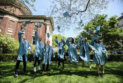 图为2019年5月22日,美国哥伦比亚大学的中国留学生参加毕业典礼时拍照