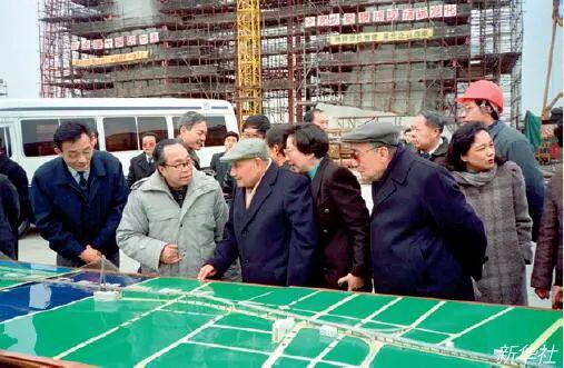 1992年2月7日,邓幼平(前中)、杨尚昆(前右)考察上海杨浦大桥浦东工地。(新华社)