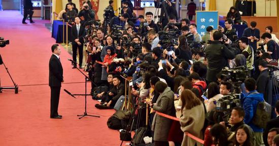 两会闭幕式:全国两会正式闭幕 这十大难忘瞬间值得你收藏(图) 3月5日,第十三届全国人民代表大会第一次会议在北京开幕。开幕会后在人民大会堂再次开启了“部长通道”,六位部长相继回答了记者提问。人民网记者 翁奇羽 摄