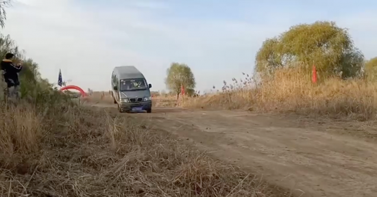 面包车参加越野车赛跑第四 车手：全程收着开