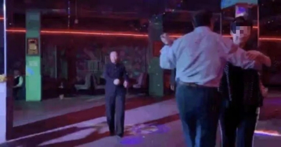  2020年3月，柳爽在微信公号发文称，图中位于舞厅中央独自舞蹈的老人，便是《漠河舞厅》背景故事中的原型人物张德全（同音）老人。图源微信公号截图