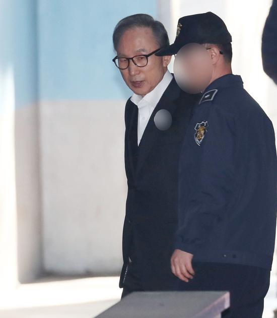 1月2日，李明博出庭受审。（《韩民族日报》）