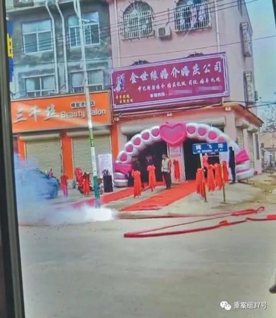 ▲张景梅朋友圈中发布的婚介所开业时的视频,招牌上可见“中巴跨国婚介”字样。