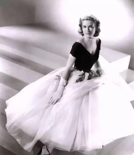 △1954年，格蕾丝为电影《后窗》拍摄的宣传剧照。