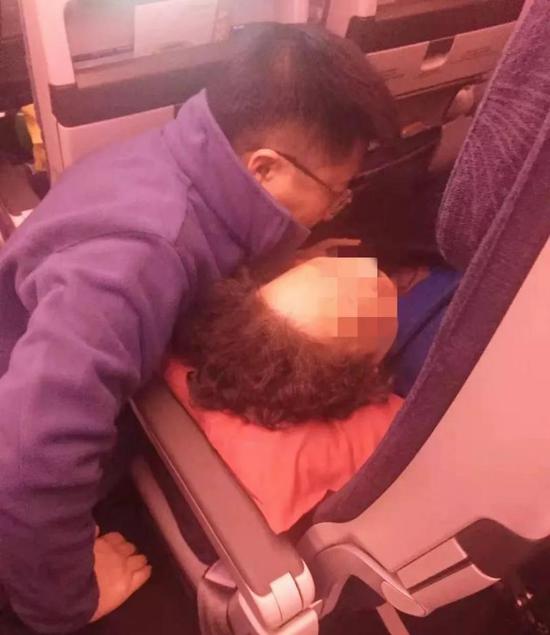 旅客乘机时突发低血糖昏厥 三名医生万米高空救