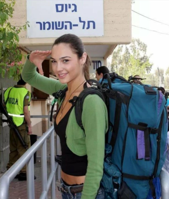 ·19岁的盖尔·加朵参军照片。