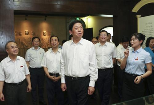 7大常委:为了这一个主题 中央政治局常委7月以来密集调研 7月23日至25日,中央政治局常委、全国人大常委会委员长栗战书在湖南调研。这是7月23日,栗战书来到湖南省立第一师范学校旧址,重温毛泽东等老一辈革命家在这里学习、工作和从事革命活动的经历。 新华社记者 姚大伟 摄