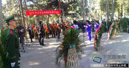 4月2日，以“忆满京城 情思华夏”为主题的“2019年北京市清明红色祭扫活动”在北京八宝山革命公墓庄严举行。千龙网记者 刘美君摄