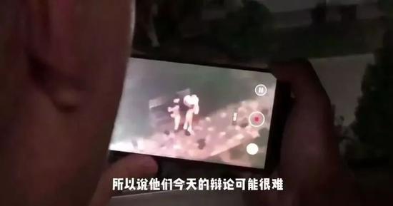 情侣楼下吵架室友拍视频爆笑解说 网友:太专业了