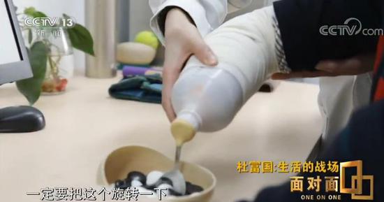 为什么要写“永远前进”?杜富国:因为我不向后看