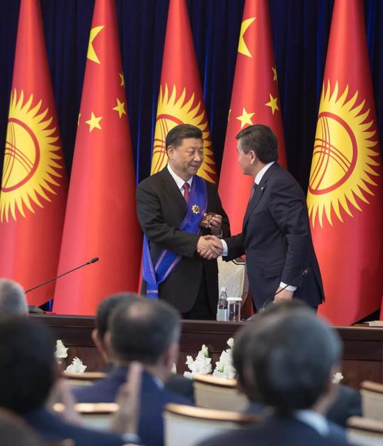 6月13日，国家主席习近平在比什凯克出席仪式，接受吉尔吉斯斯坦总统热恩别科夫授予“玛纳斯”一级勋章。新华社记者 费茂华 摄