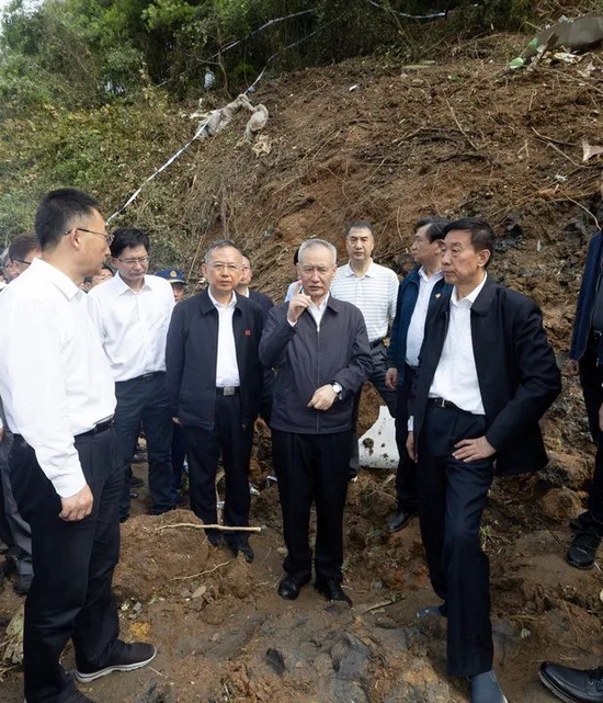 受党中央、国务院委派，中共中央政治局委员、国务院副总理刘鹤和国务委员王勇率有关部门负责同志3月22日凌晨抵达广西梧州，指导“3·21”东航MU5735航空器飞行事故现场救援、善后处置及事故原因调查工作。22日上午，刘鹤、王勇来到事故现场，实地查看环境条件，仔细了解救援工作进展，并看望慰问搜救人员。新华社记者 刘彬 摄