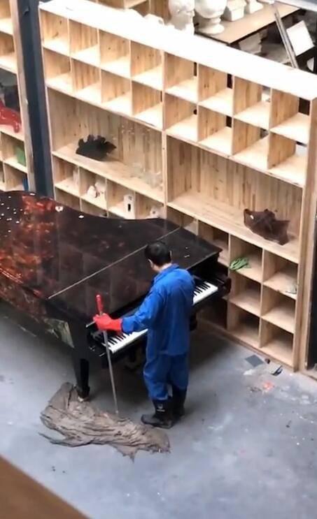 保洁大爷单手弹琴被"偷拍"爆红:右手断指自学钢琴 - 德化论坛