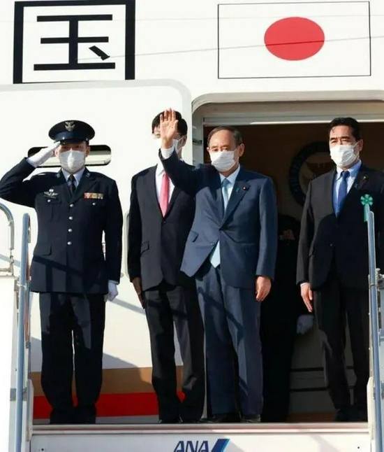 On the afternoon of September 23, Yoshihide Suga (second from right) took the Japanese government plane to the United States for his final foreign visit