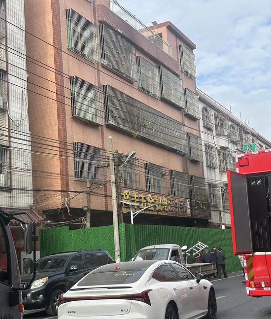 广东汕头火灾致12人遇难，家属讲述逃生细节：妻子和6个孩子幸存，大女儿冲出火场，妻子带两孩子从后门逃生，另三个孩子被消防救下