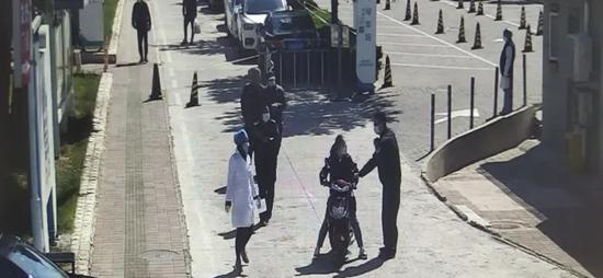 北京通州一女子就诊不配合测温 打骂民警被取保