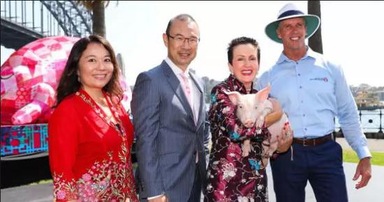 悉尼市市长克洛弗·莫尔（右数第二位）宣布农历新年庆祝活动