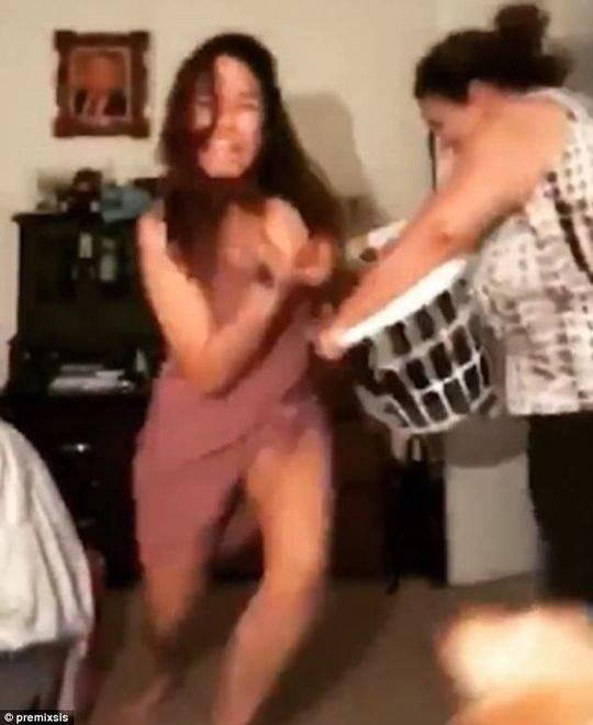 俩女孩在家直播跳电臀舞 母亲撞见立马脱拖鞋狠打