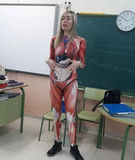 西班牙老师穿着这件衣服来上课 同学们惊呆了