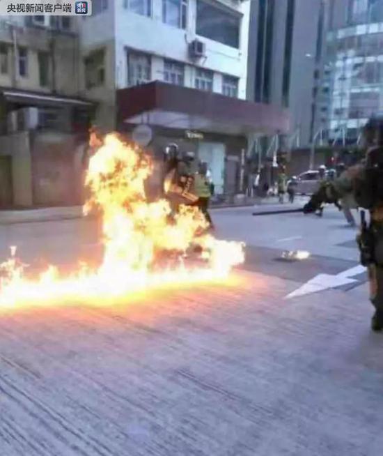  8月11晚，有暴徒在香港深水埗大南西街向警察投掷汽油弹，致警察多处烧伤。
