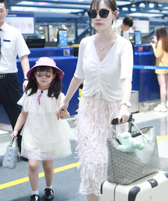 马蓉带女儿现身北京机场