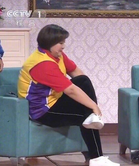 贾玲 春晚:央视勤俭节约办春晚:贾玲没换裤子 乔杉没换上衣