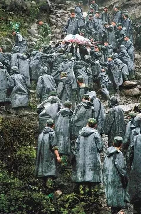 众志成城,托举生命。(摄影:刘应华)