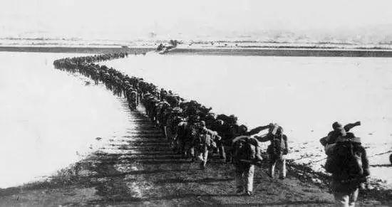 志愿军跨过鸭绿江，投身抗美援朝