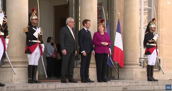 欧盟委员会主席容克、法国总统马克龙、德国总理默克尔等候（欧洲新闻网视频截图）