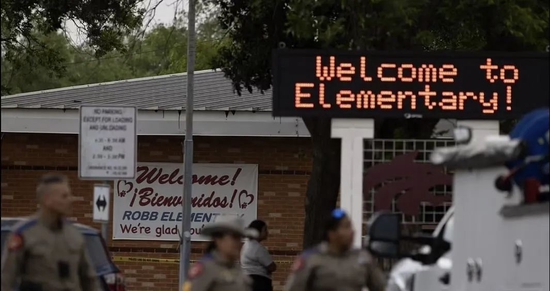 ·案發的羅博小學正門還掛著“歡迎來校”的標語。（圖源：每日郵報）