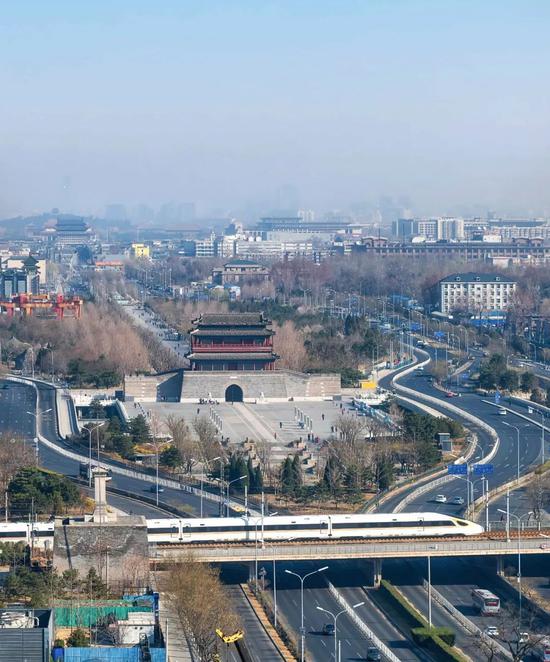 京津城际铁路通过北京永定门附近，摄影师@焦潇翔/星球研究所